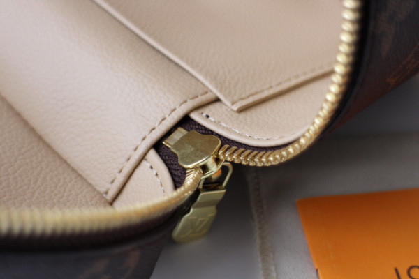 l**is V*t*n toiletry bag