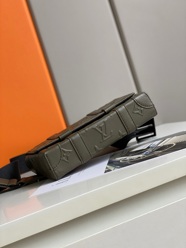 l**is V*t*n trunk slingbag