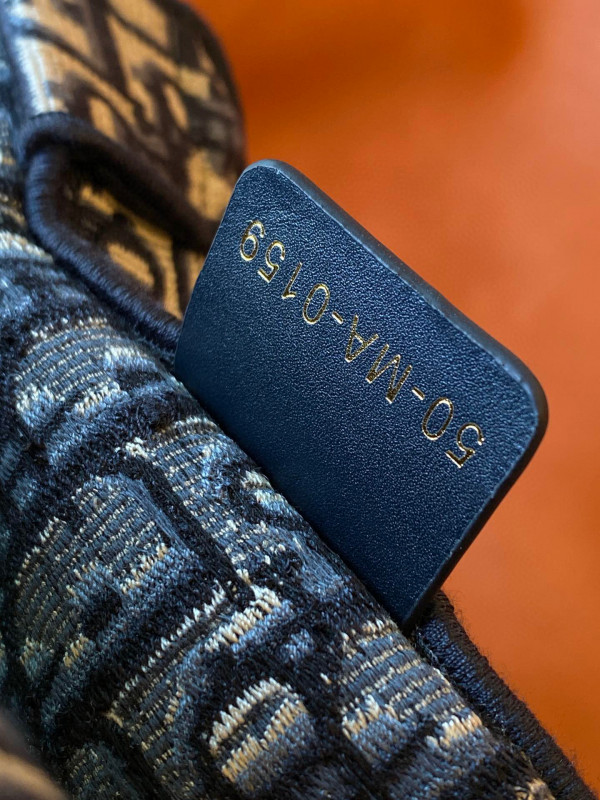 large D*or book tote