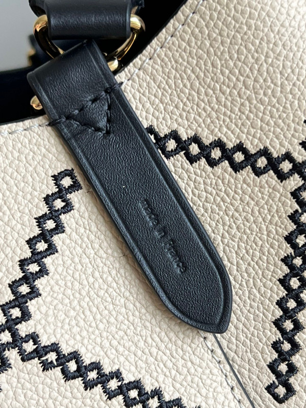 l**is V*t*n nÉonoÉ bb