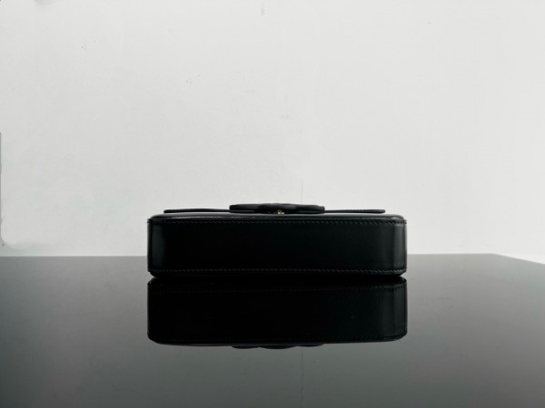 Ce**e chain shoulder bag cuir triomphe