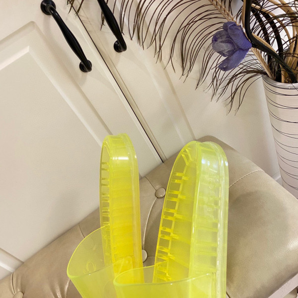 G*u*i slide with G*u*i logo