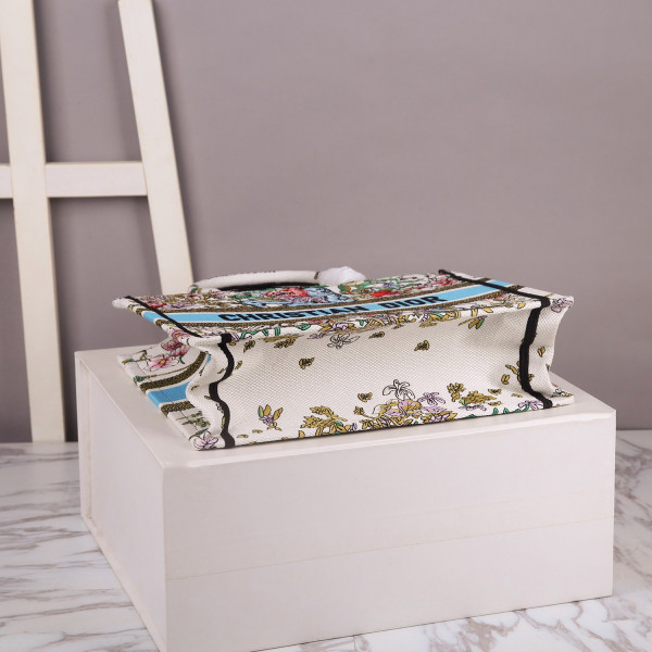 medium D*or book tote