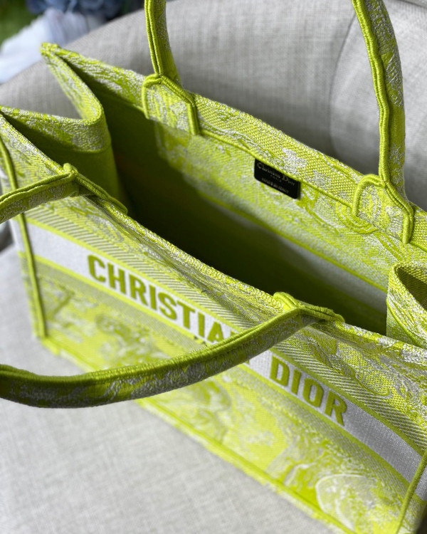 medium D*or book tote