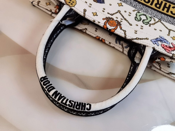 medium D*or book tote