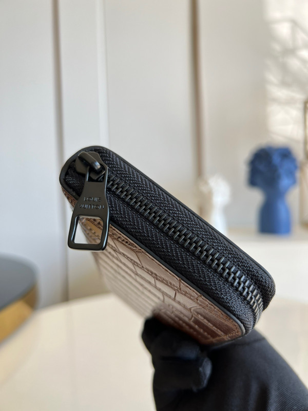 l**is V*t*n zippy wallet