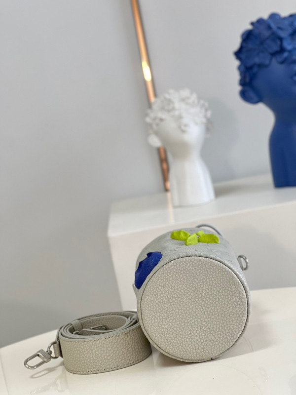 l**is V*t*n chalk pouch