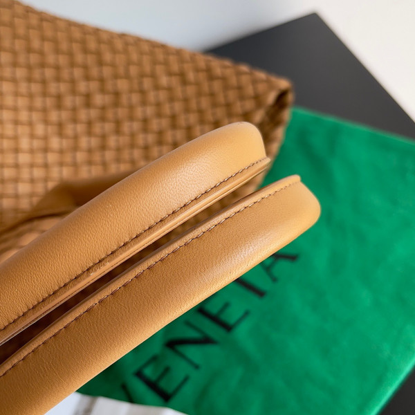 Bo*te*ga ve*ne*ta medium andiamo