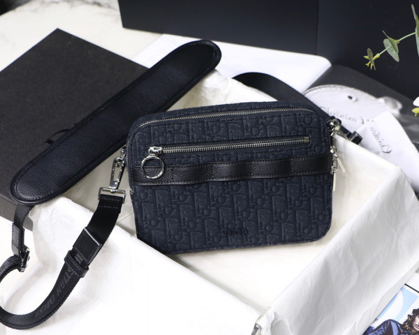 D*or safari messenger bag