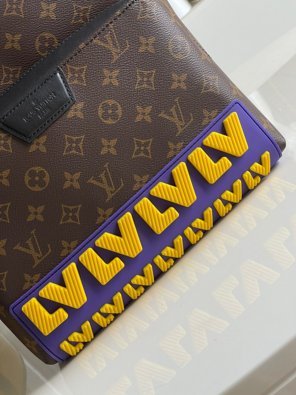 l**is V*t*n discovery backpack