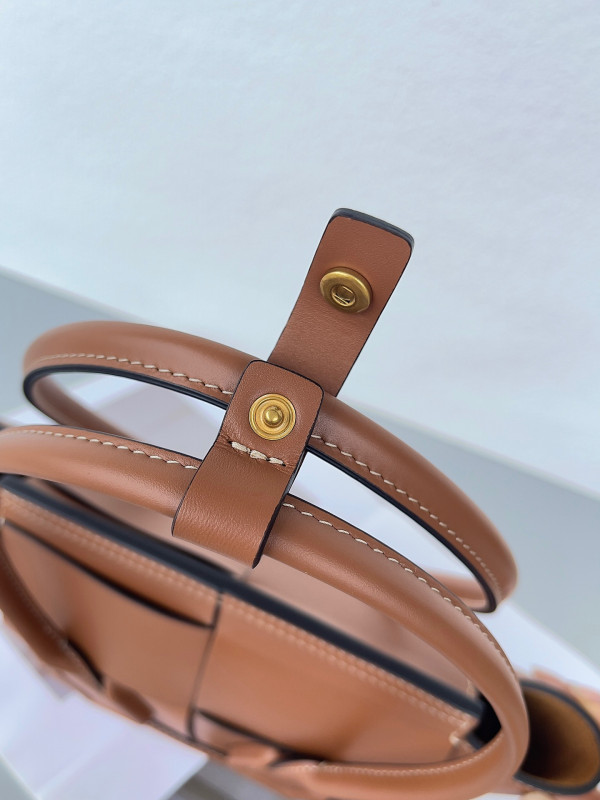 Bo*te*ga ve*ne*ta mini arco