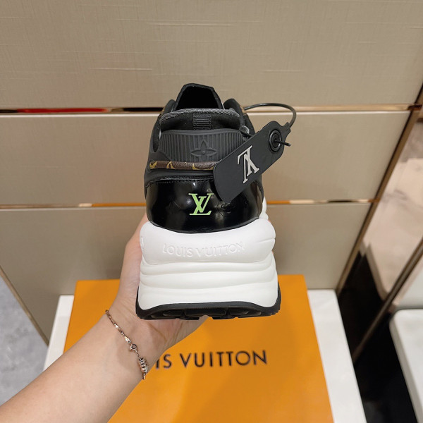 l**is V*t*n run 55 sneaker