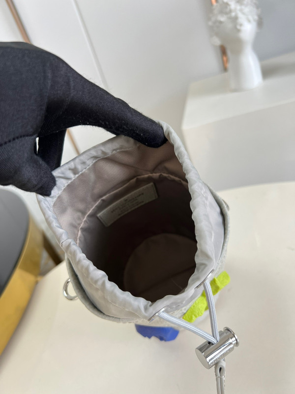 l**is V*t*n chalk pouch