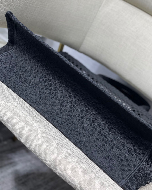 large D*or book tote