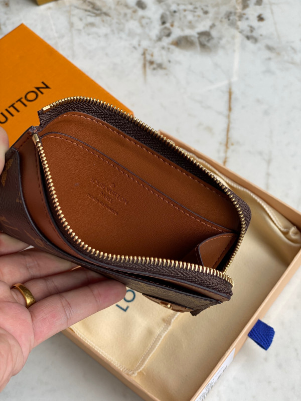 l**is V*t*n multi card holder trunk