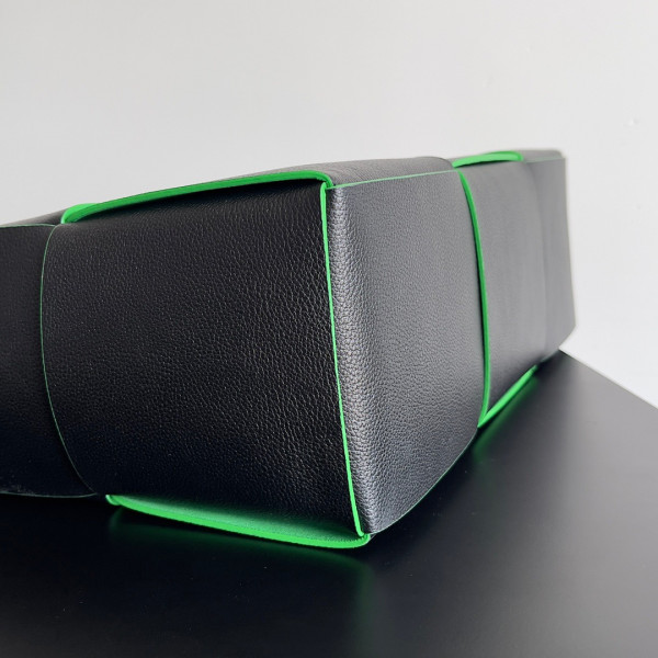 Bo*te*ga ve*ne*ta arco medium tote