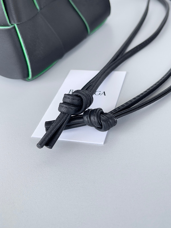 Bo*te*ga ve*ne*ta cassette bucket bag