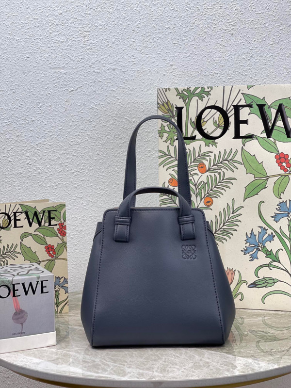 LOEWE Hammock Nugget bag