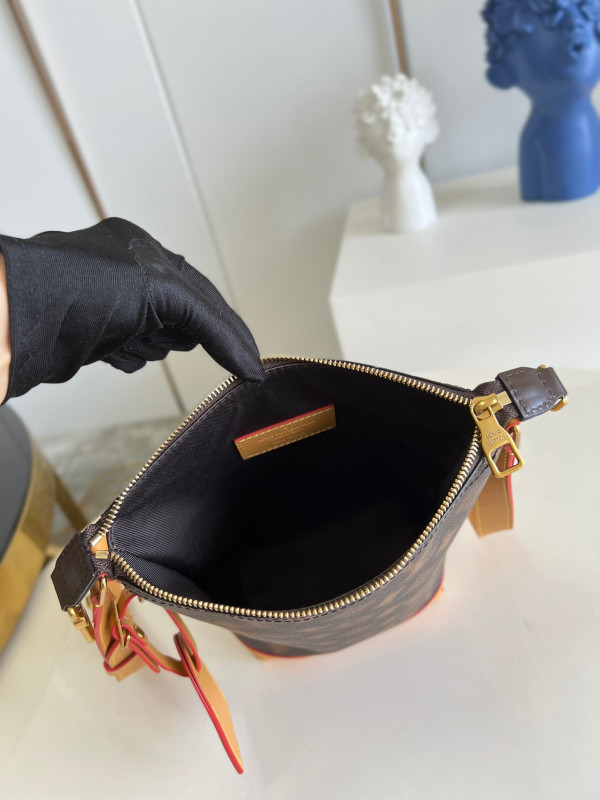 l**is V*t*n hobo cruiser pm