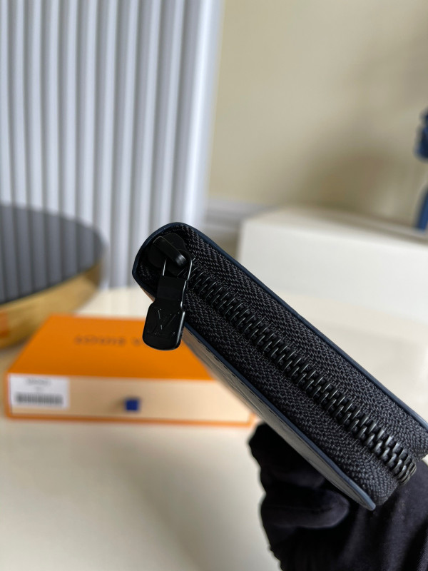 l**is V*t*n zippy wallet