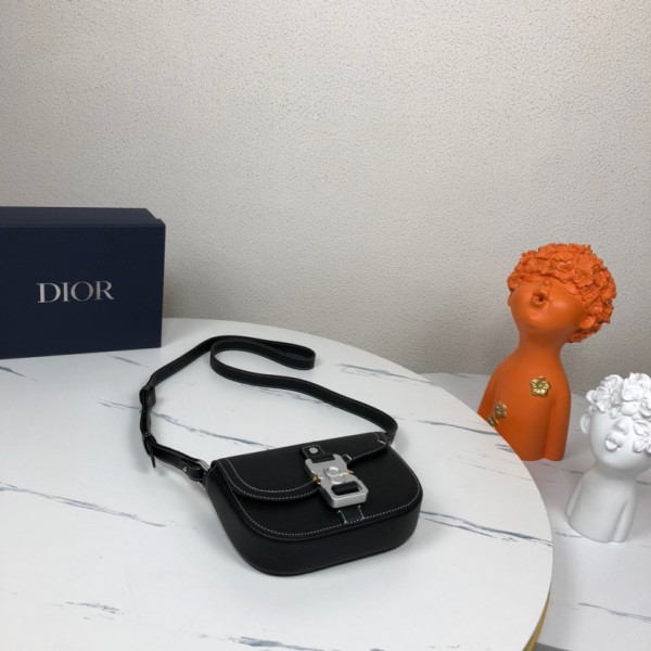 D*or saddle pouch with strap