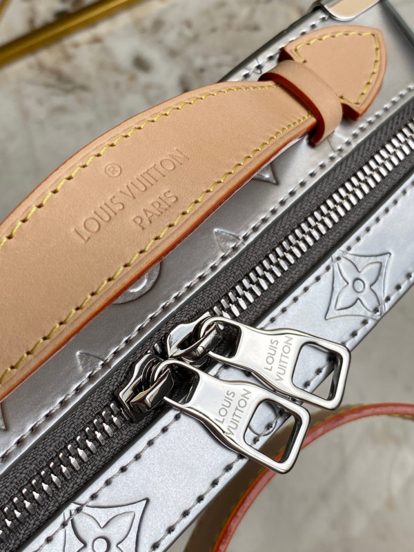 l**is V*t*n handle trunk