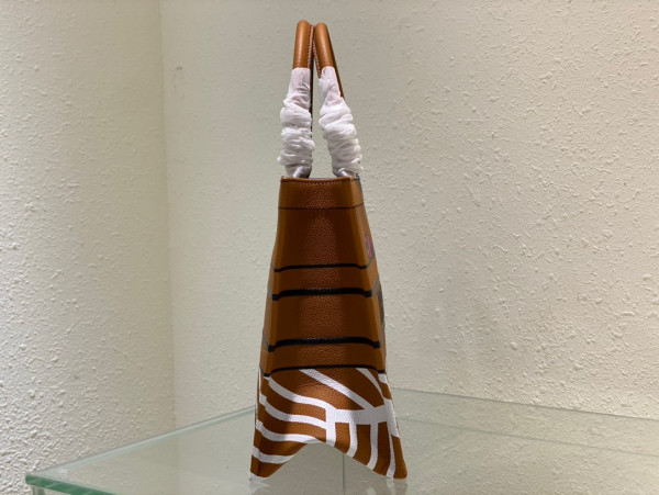 medium D*or book tote