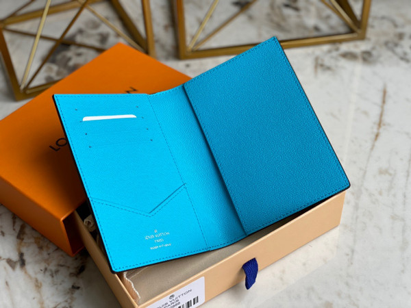 l**is V*t*n passport cover