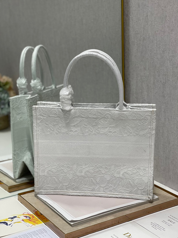 medium D*or book tote