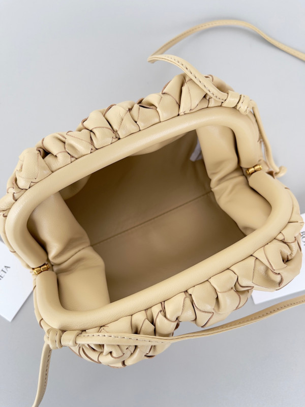 Bo*te*ga ve*ne*ta mini pouch