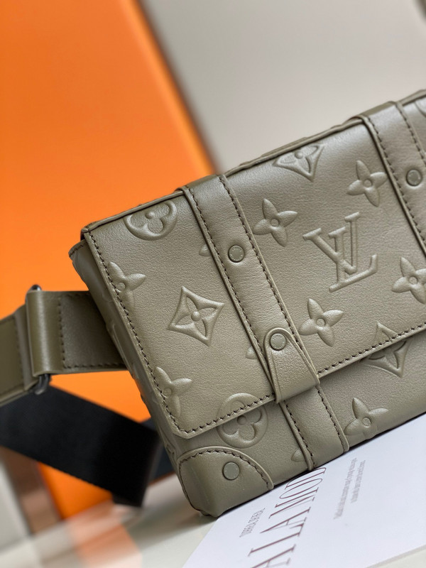 l**is V*t*n trunk slingbag