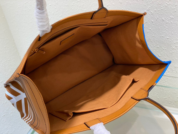 large D*or book tote