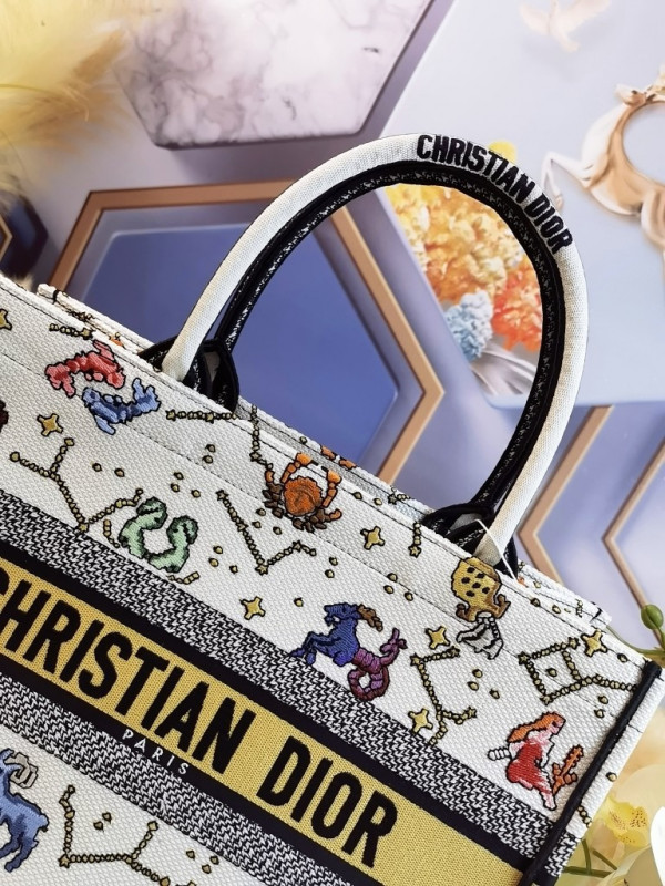 medium D*or book tote