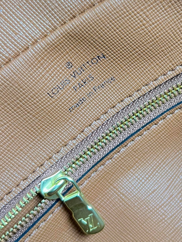 l**is V*t*n messenger