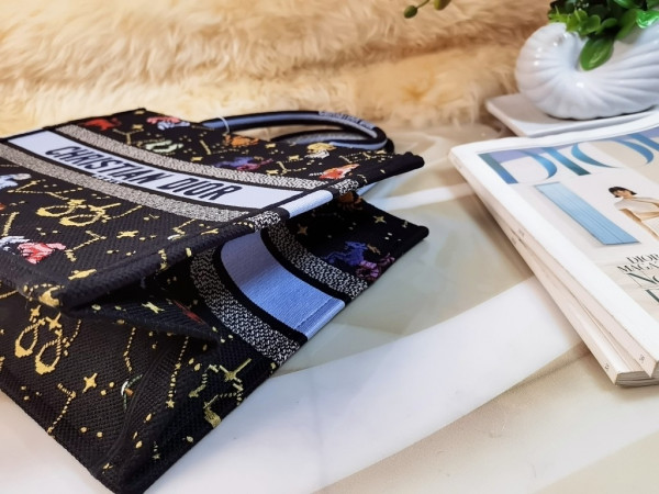 medium D*or book tote