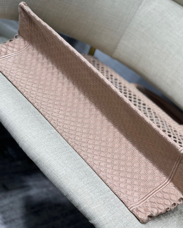 large D*or book tote