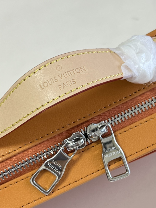 l**is V*t*n handle soft trunk