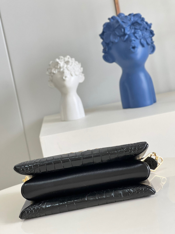 l**is V*t*n coussin pm