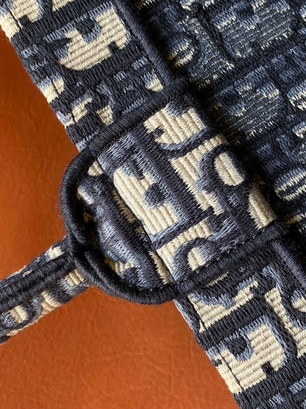 large D*or book tote