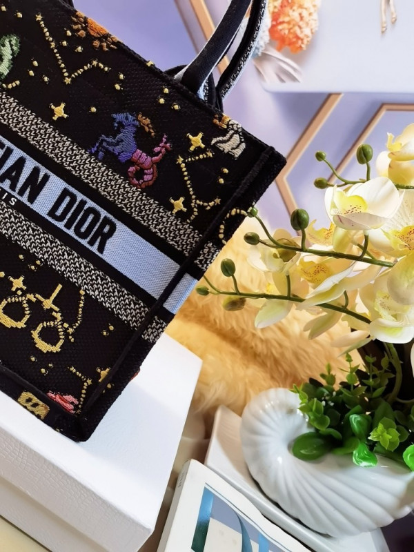 small D*or book tote