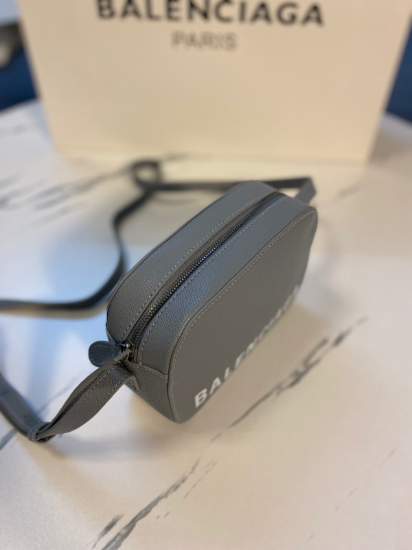 Ba*len*cia*ga everyday camera bag xs