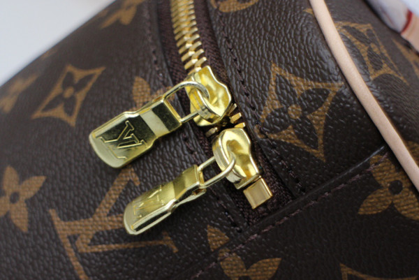 l**is V*t*n toiletry bag