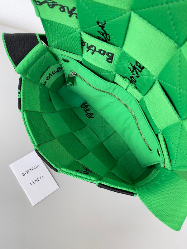 Bo*te*ga ve*ne*ta webbing