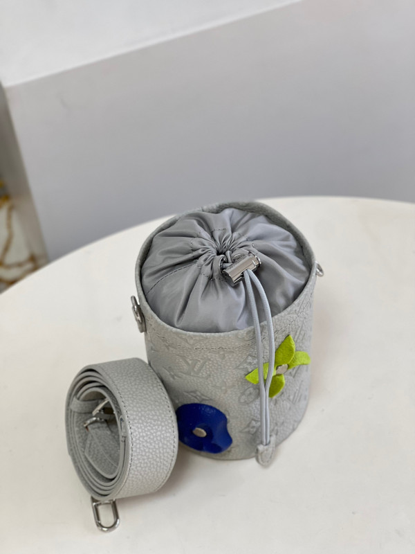 l**is V*t*n chalk pouch