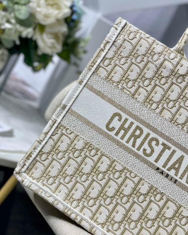 medium D*or book tote