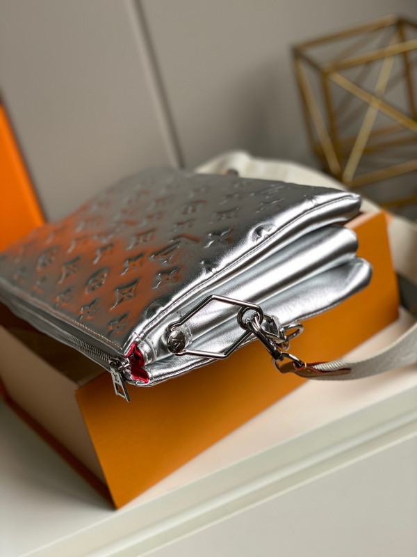 l**is V*t*n coussin pm