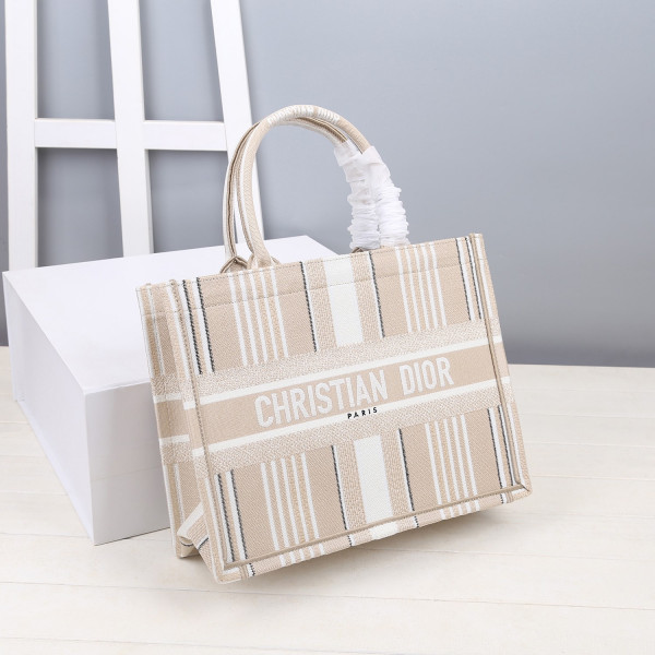 medium D*or book tote