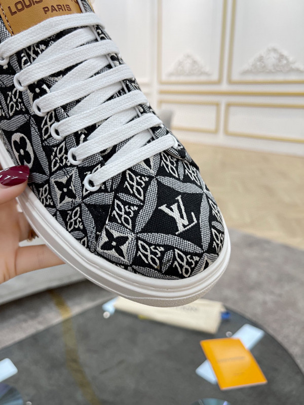 l**is V*t*n women"s time out sneaker