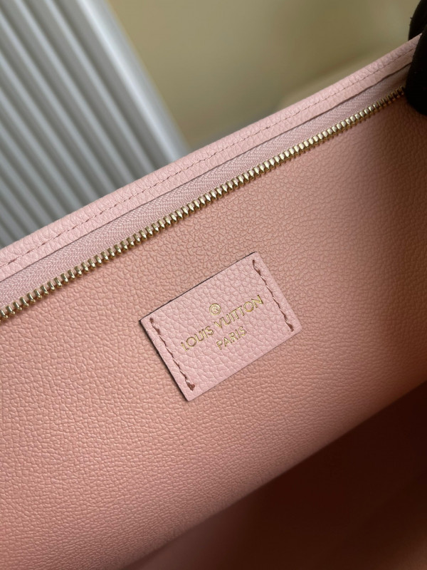 l**is V*t*n toiletry pouch 26