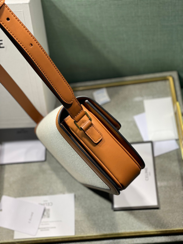 Ce**e classique triomphe bag